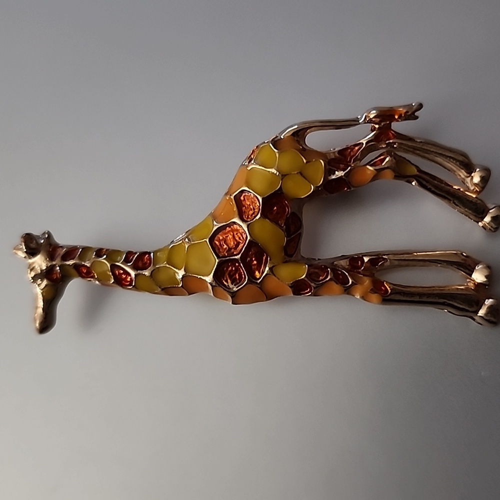 Fun Giraffe 🦒 Brooch - Picture 2 of 4